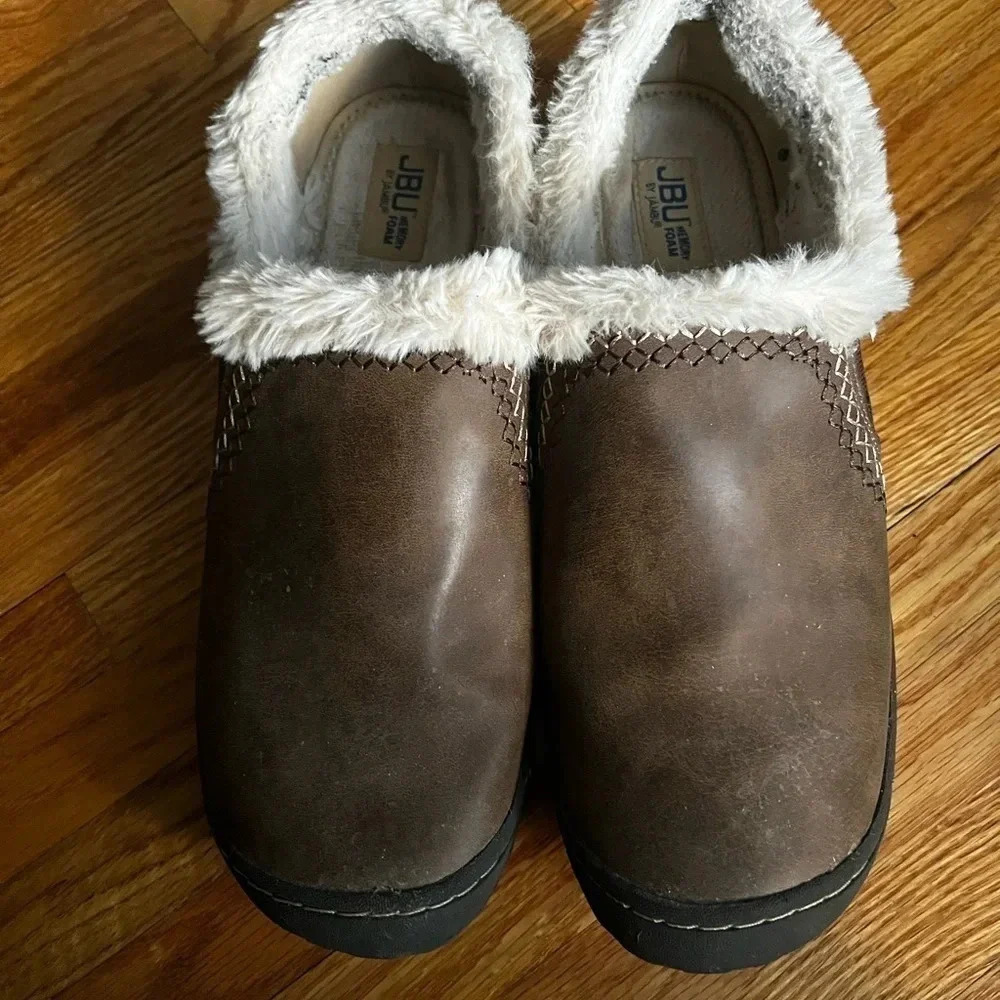 JBU slip ons
